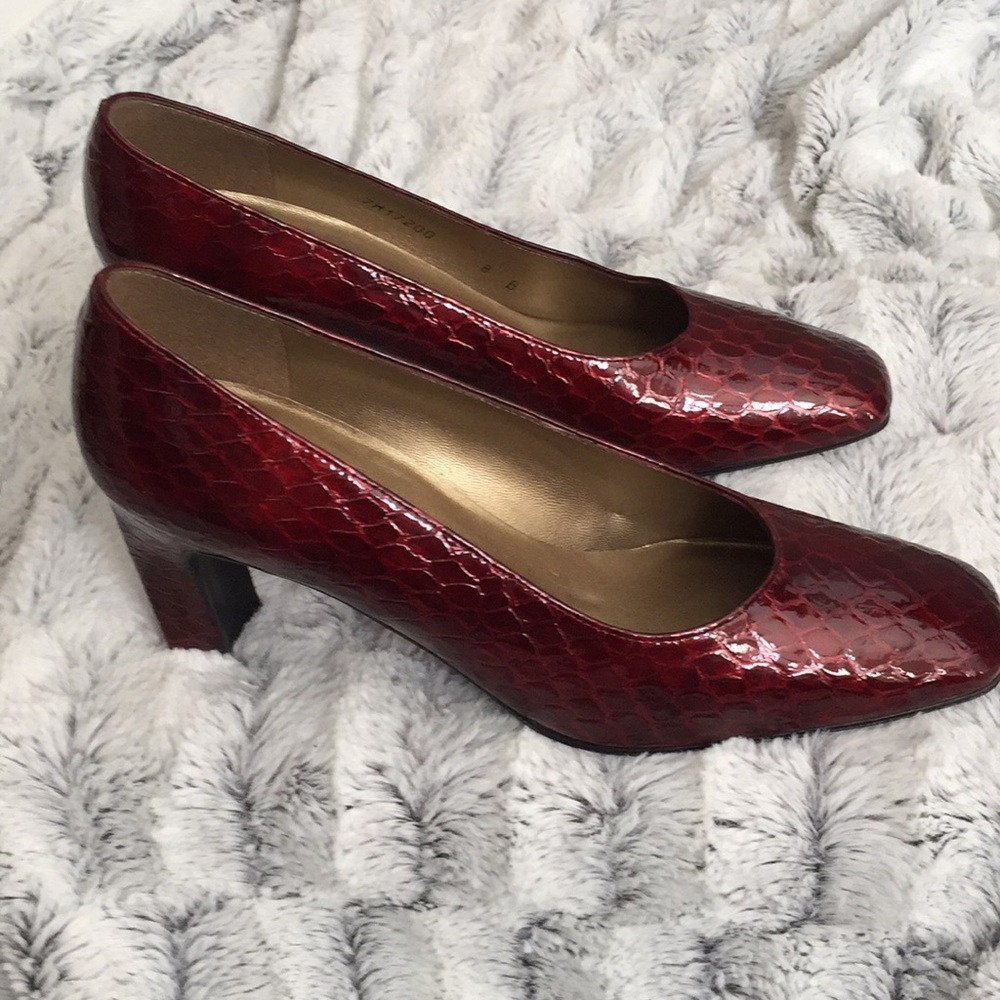 Elegant Stuart Weitzman pumps